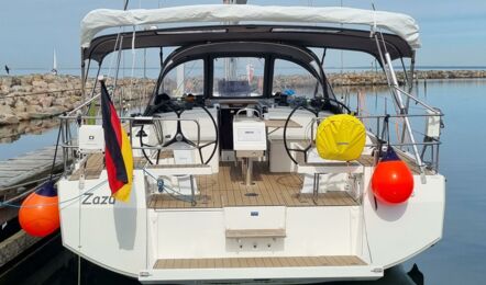 Heck Aussenaufnahme der Bavaria C42 "Zazu" in Heiligenhafen