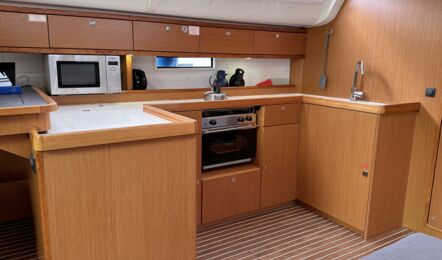 Pantry Innenaufnahme der Bavaria cruiser 51 "Jumbo" in Heiligenhafen