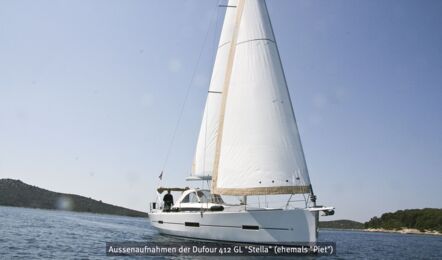 Steuerbord Bugaufnahme unter Segeln der Dufour 412 GL Stella in Pula in Kroatien