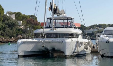 Bug Aussenaufnahme der Lagoon 51 "Selanja" in Can Pastilla auf Mallorca