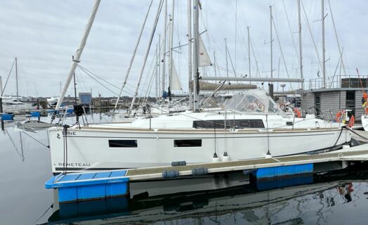 Backbord Aussenaufnahme der Oceanis 35.1 "Bine" in Flensburg