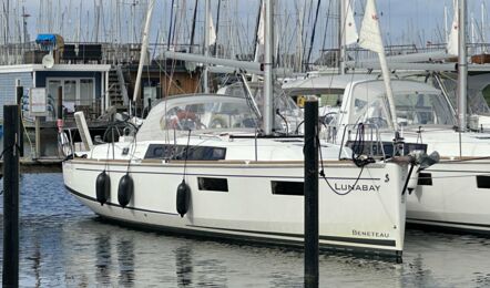 Steuerbord Bug Aussenaufnahme der Oceanis 35.1 "Lunabay" in Barth