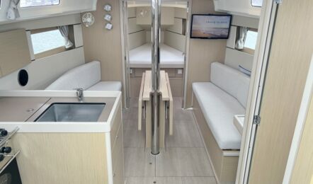 Salon Innenaufnahme der Oceanis 35.1 "Lunabay" in Barth