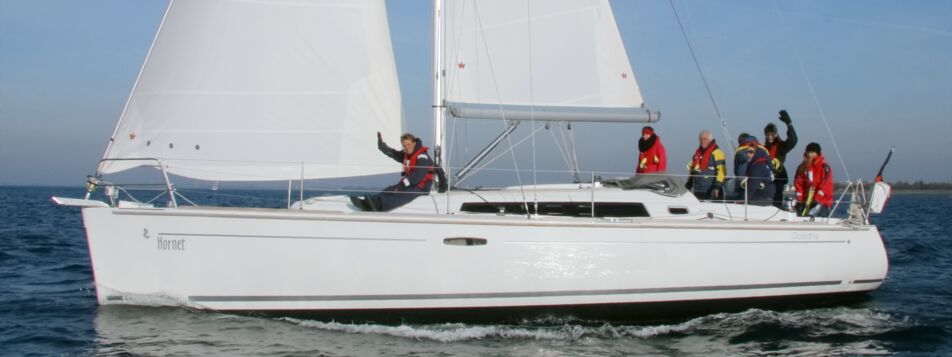 Steuerbord Aussenaufnahme der Oceanos 37 "Hornet" in Heiligenhafen