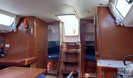 Salon Innenaufnahme der Oceanis 43 "Andrea" in Heiligenhafen