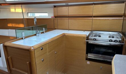 Pantry Innenaufnahme der Sun Odyssey 389 "Sissi" in Punat in Kroatien