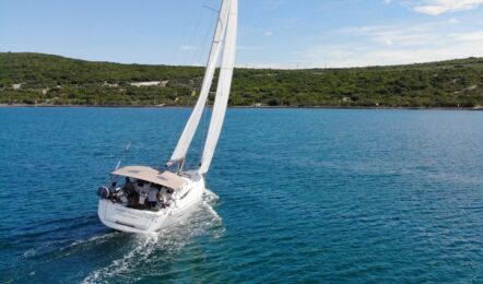 Heck Aussenaufnahme der Sun Odyssey 419 "Happy Welcome" in Puunat in Kroatien