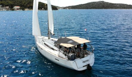 Backbord Heckaufnahme des Decks unter Segeln der Sun Odyssey 419 Espresso in Rogoznica in Kroatien