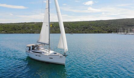 Steuerbord Bug Aussenaufnahme der Sun Odyssey 419 "Happy Welcome" in Puunat in Kroatien