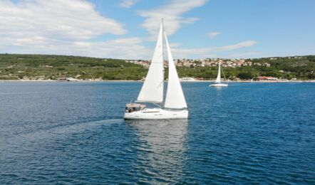 Steuerbord Aussenaufnahme der Sun Odyssey 419 "Happy Welcome" in Puunat in Kroatien