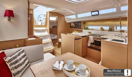 Salon Innenaufnahme einer Sun Odyssey 440 in Heiligenhafen