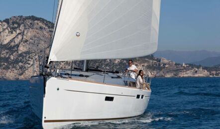 Backbord Bugaufnahme unter Segeln einer Sun Odyssey 479 in Rogoznica in Kroatien