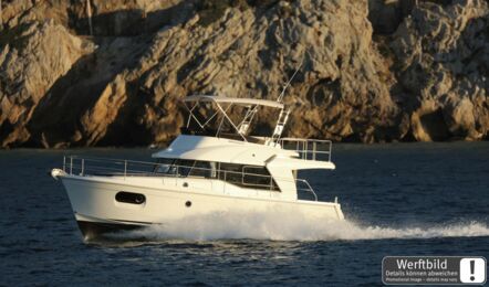 Backbord Aussenaufnahme einer Beneteau Swift Trawler 35 in Heiligenhafen