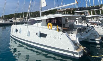 Heck Backbord Aussenaufnahme der Astrea 42.3 "Calypso" in Rogoznica in Kroatien