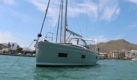 Bug Aussenaufnahme der Bavaria C38 "Levante" in Palma auf Mallorca