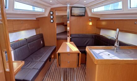 Salon Innenaufnahme der Bavaria cruiser 33 "Claysea" in Barth