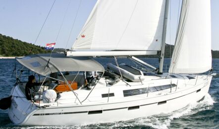 Steuerbord Aussenaufnahme unter Segeln in Schräglage der Bavaria Cruiser 41 Maestral in Rogoznica in Kroatien