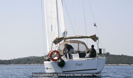 Heckaufnahme bei Fahrt der Dufour 412 GL Stella (ehemals Piet) in Pula in Kroatien