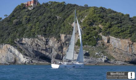 Heck Steuerbord Aussenaufnahme einer Dufour 430 in Pula in Kroatien