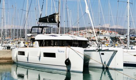 Steuerbord Bug Aussenaufnahme des Katamarans Lagoon 40 "Vaiana" in Puant in Kroatien