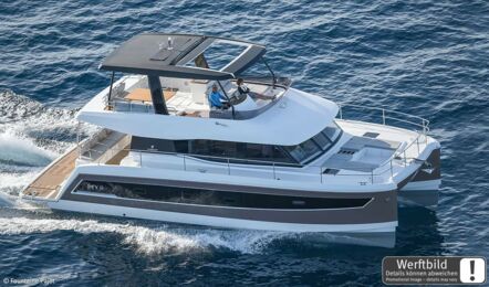 Steuerbord Aussenaufnahme einer Fountaine Pajot MY6 in Palma auf Mallorca