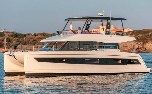 Backbord Aussenaufnahme einer Fountaine Pajot MY6 in Palma auf Mallorca