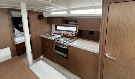 Pantry Innenaufnahme der Oceanis 37.1 "Felice" in Kroatien