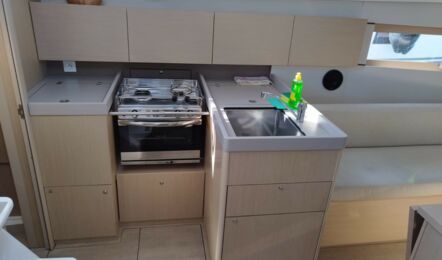 Pantry Innenaufnahme der Oceanis 38.1 "Lukas" in Rogoznica in Kroatien