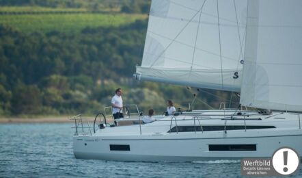 Steuerbord Aussenansicht bei Fahrt einer Oceanis 40.1 in Heiligenhafen