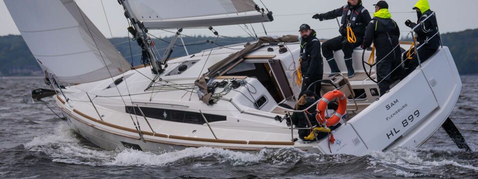 Backbord Heckansicht unter Segel der Sun Odyssey 349 Sam in Flensburg