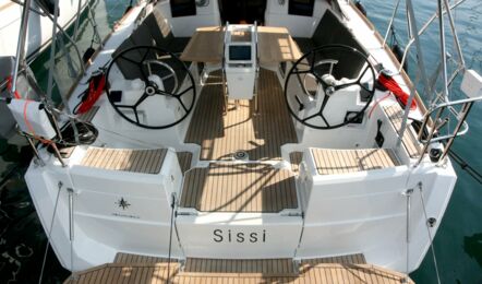 Heckaufnahme mit Cockpit und offener Badeplattform der Sun Odyssey 389 Sissi in Punat in Kroatien