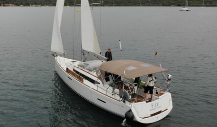 Backbord Heck Aussenaufnahme der Sun Odyssey 389 "Sissi" in Punat in Kroatien