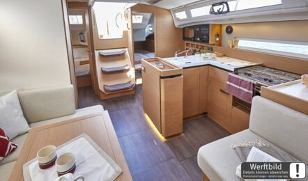 Salon Innenaufnahme einer Sun Odyssey 410 in Palma auf Mallorca