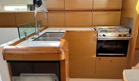 Pantry Innenaufnahme der Sun Odyssey 419 "Happy Welcome" in Punat in Kroatien