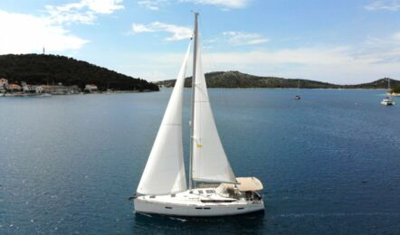 Backbord Aussenaufnahme aus der Luft unter Segeln der Sun Odyssey 479 Anna in Rogoznica in Kroatien