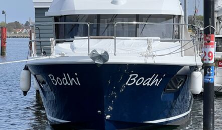 Bug Aussenaufnahme der Beneteau Swift Trawler 35 "Bodhi" in Heiligenhafen