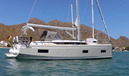 Steuerbord Aussenaufnahme der Bavaria C38 "Levante" in Palma auf Mallorca