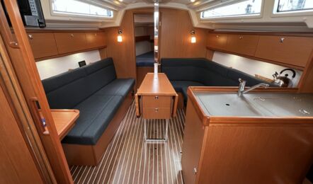 Salon Innenaufnahme der Bavaria cruiser 34.2 "Solvig" in Heiligenhafen