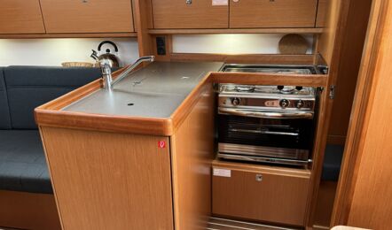 Pantry Innenaufnahme der Bavaria cruiser 34.2 "Solvig" in Heiligenhafen