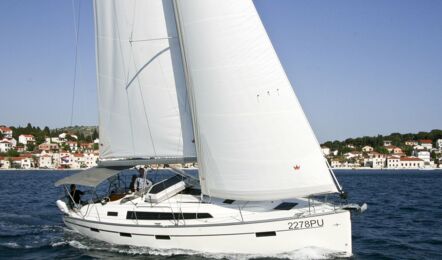 Steuerbord Bugaufnahme unter Segeln der Bavaria Cruiser 41 Maestral in Rogoznica in Kroatien