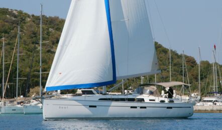 Backbord Aussenaufnahme der Bavaria cruiser 46 "Beef" in Pula in Kroatien