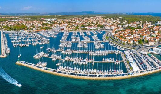 Blick über die Marina Kornati und das Stadtzentrum von Biograd