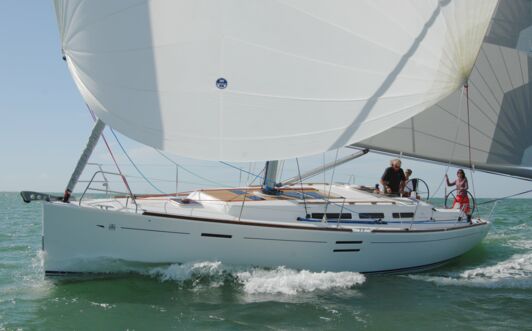 Steuerbordaufnahme unter Segel in Schräglage einer Dufour 40e Performance Passion in Heiligenhafen