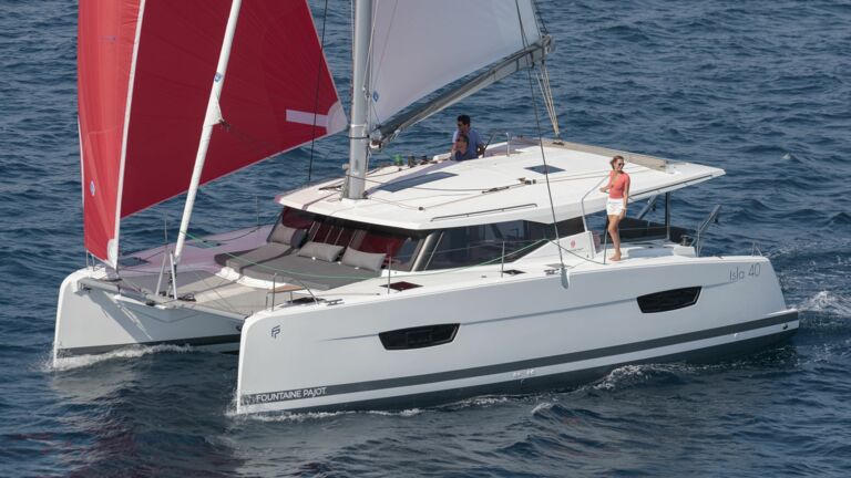 Bug Backbord Aussenaufnahme eines Isla 40 Katamarans von Fountaine Pajot