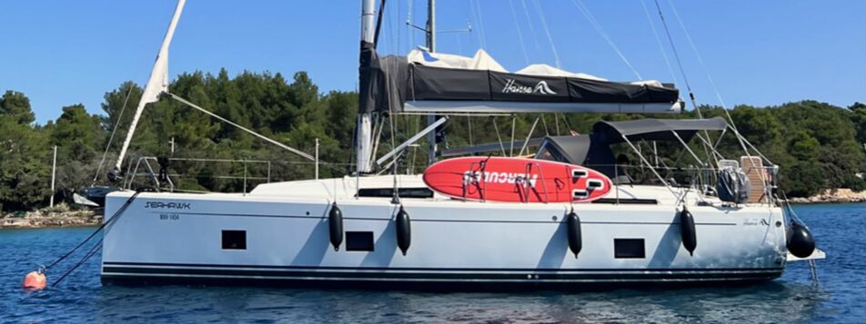 Backbord Aussenaufnahme der Hanse 418 "seahawk" in Punat in Kroatien