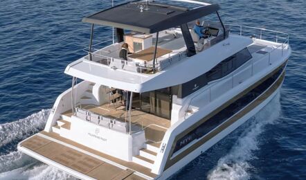 Heck Steuerbord Aussenaufnahme einer Fountaine Pajot MY6 in Palma auf Mallorca