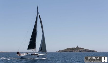 Steuerbord Aussenaufnahme einer Oceanis 38.1 in Rogoznica in Kroatien