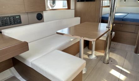 Salontisch Innenaufnahme der Oceanis 38.1 "Neela" in Heiligenhafen