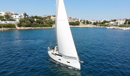 Steuerbord Bugaufnahme unter Segeln der Oceanis 38 Olli in Pula in Kroatien