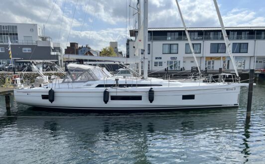 Steuerbord Aussenaufnahme der Oceanis 51.1 "Bambi" in Punat in Kroatien